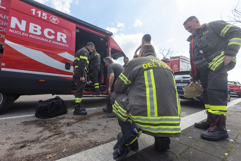 Milano, i vigili del fuoco al padiglione della Bicocca dopo la fuoriuscita di acido cloridrico 6