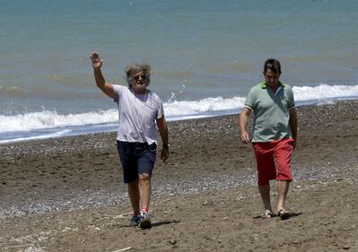 Grillo in riva al mare con una corona di spine 8