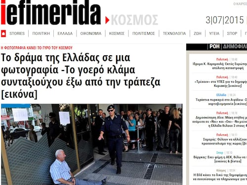 Pensionato greco piange davanti alla sua banca