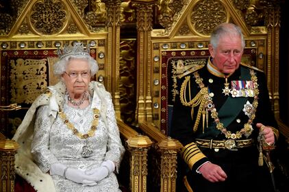 La Regina Elisabetta poco prima del suo discorso al Parlamento inglese 6