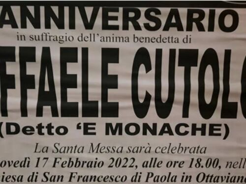 È polemica per i manifesti funebri affissi a un anno dalla morte del boss Cutolo