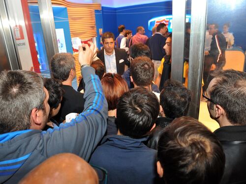 Se i ragazzi in fila per l'iPhone sono i nuovi nemici del popolo