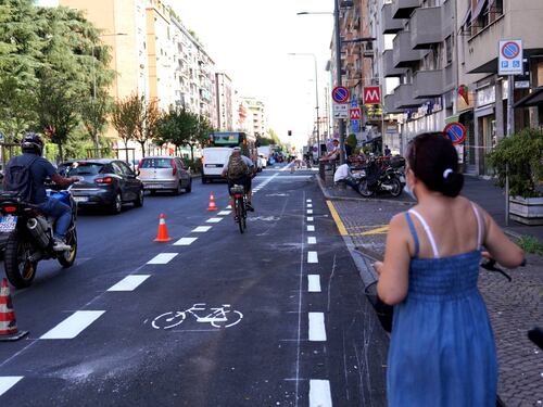 Ciclabile in viale Monza: la città è ancora deserta ma il traffico è già in tilt