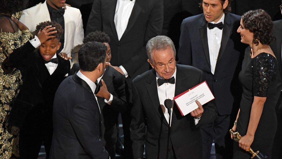 Oscar, gaffe con la busta: "La La Land, anzi Moonlight"