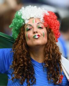 Italia-Spagna: ecco le tifose sexy sugli spalti 11