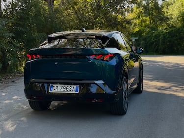 Peugeot E-3008: la gallery del nuovo SUV Fastback elettrico francese 5