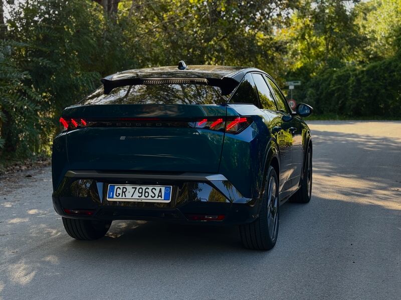 Peugeot E-3008: la gallery del nuovo SUV Fastback elettrico francese 5