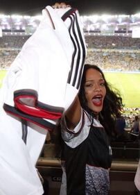 Dagli spalti agli spogliatoi: Rihanna si spoglia per i tedeschi 9