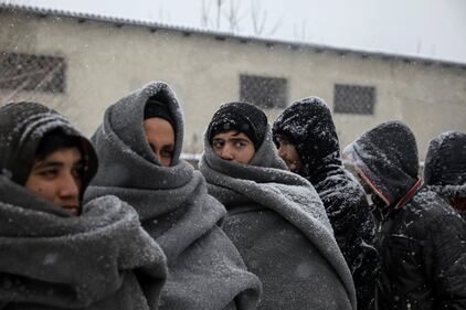 Migranti in fila nella neve a Belgrado 4