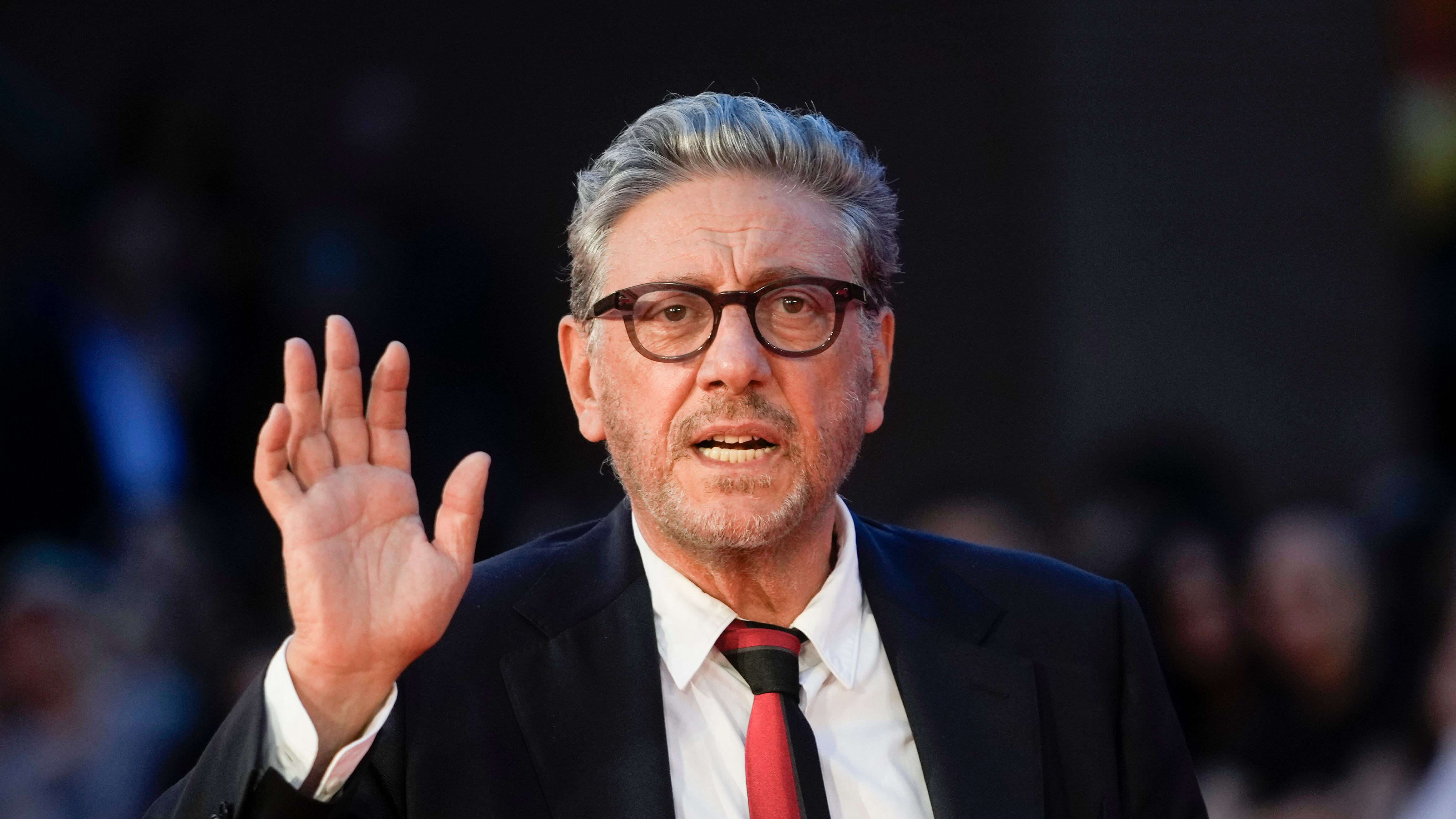 Il giallo dei bidoni della spazzatura a Roma: c'entrano Sergio Castellitto e Paolo Sorrentino