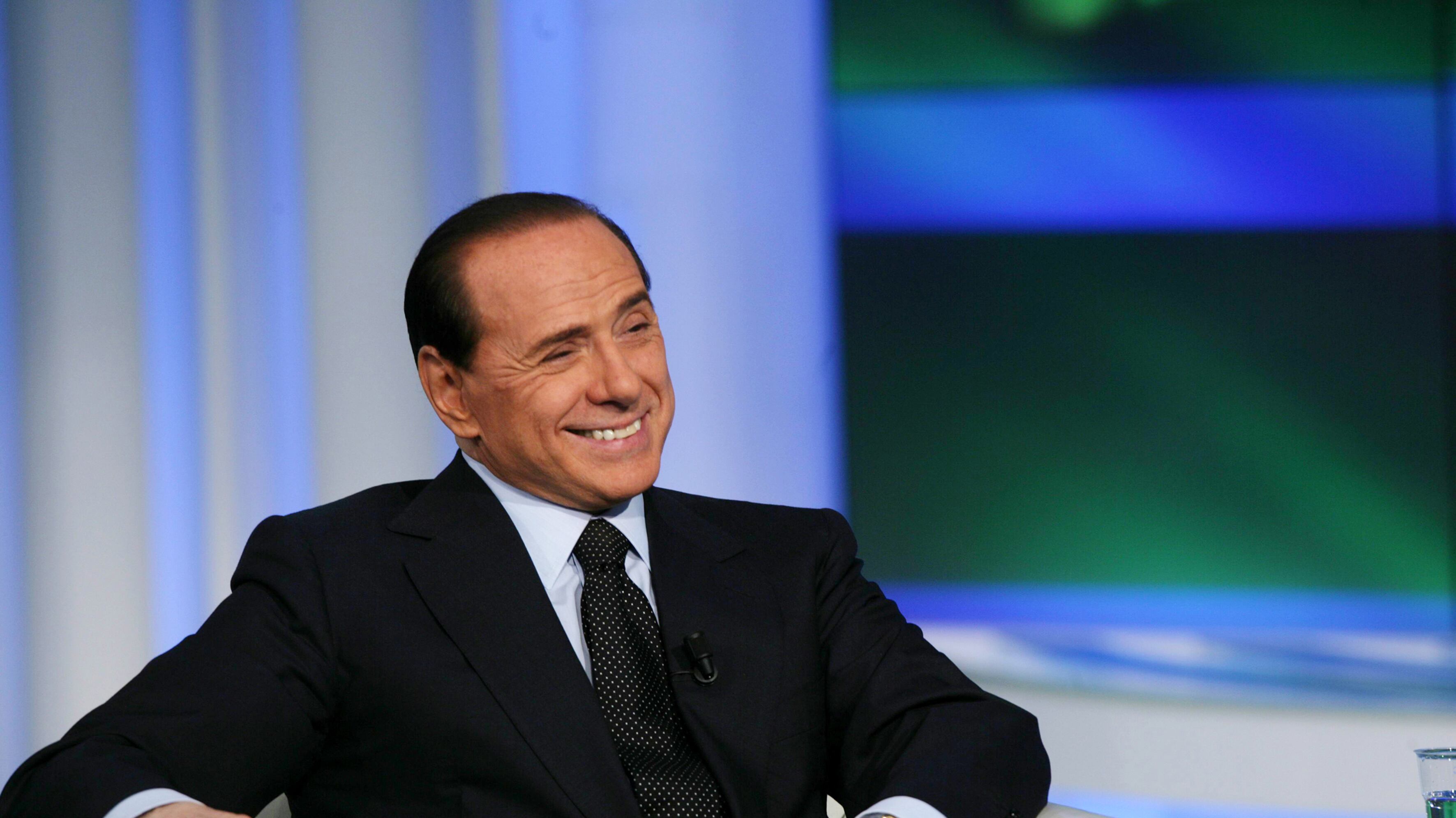 Ecco il piano di Berlusconi: corsa a premier con i giovani e nuovo simbolo