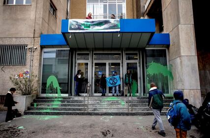 Ecologisti tirano vernice contro sede Rai  11