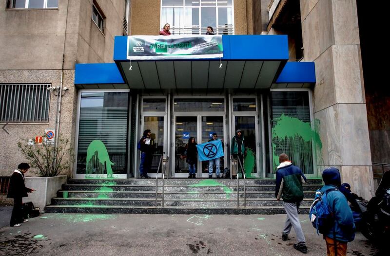 Ecologisti tirano vernice contro sede Rai 11