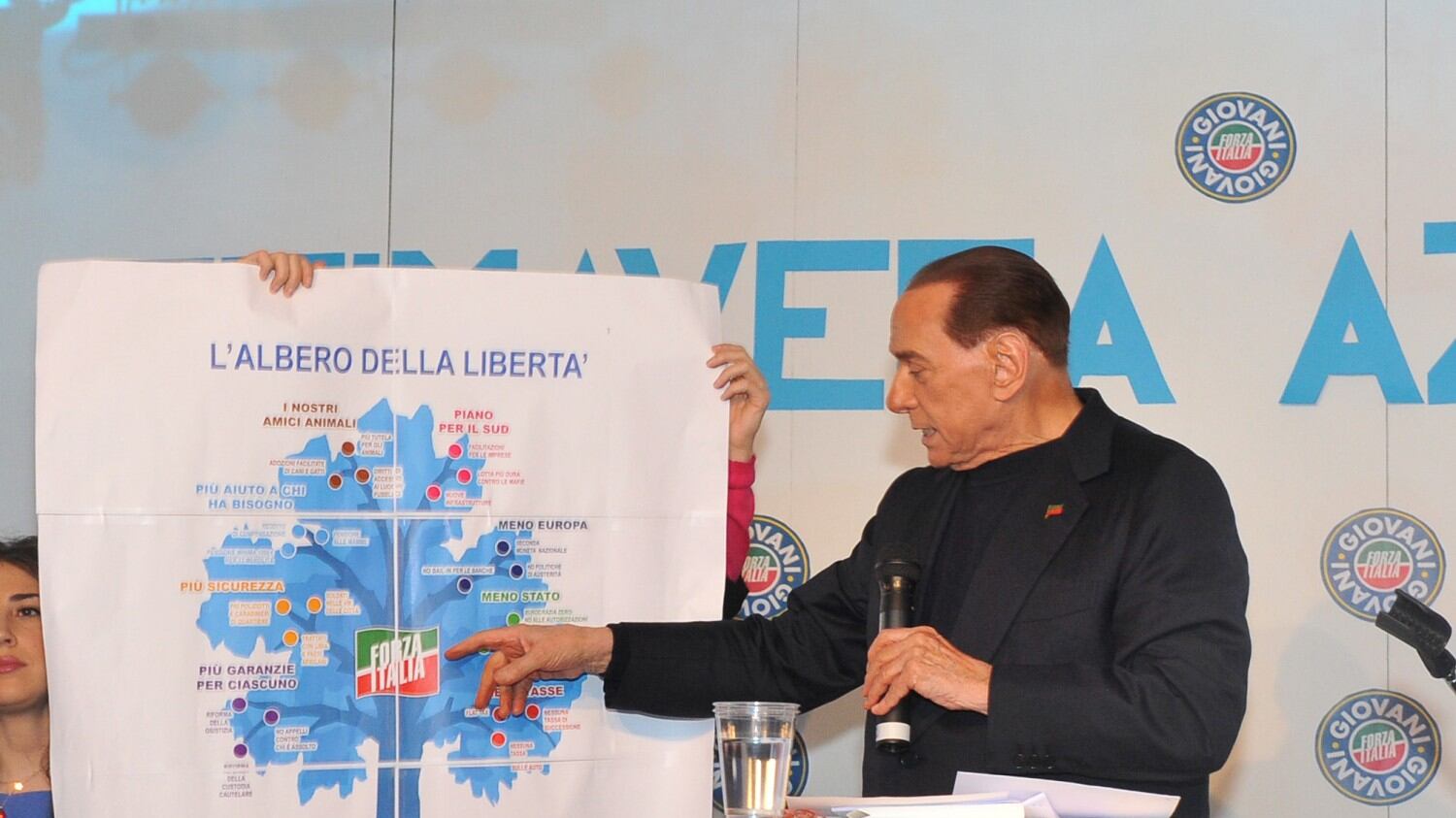 Berlusconi lancia la sfida: "Fi guida dell'alleanza" E i sondaggi lo premiano