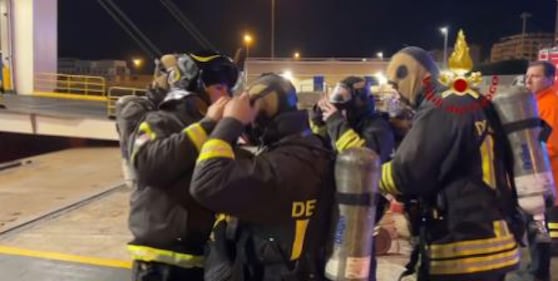 Incendio sul traghetto: fiamme non ancora domate 4