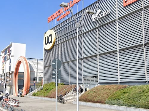 Milano, paura per due adolescenti: rapinati e lasciati in mutande davanti al Bicocca Village