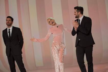 Il look di Ilary Blasi non convince il pubblico: "Sei in pigiama" 2