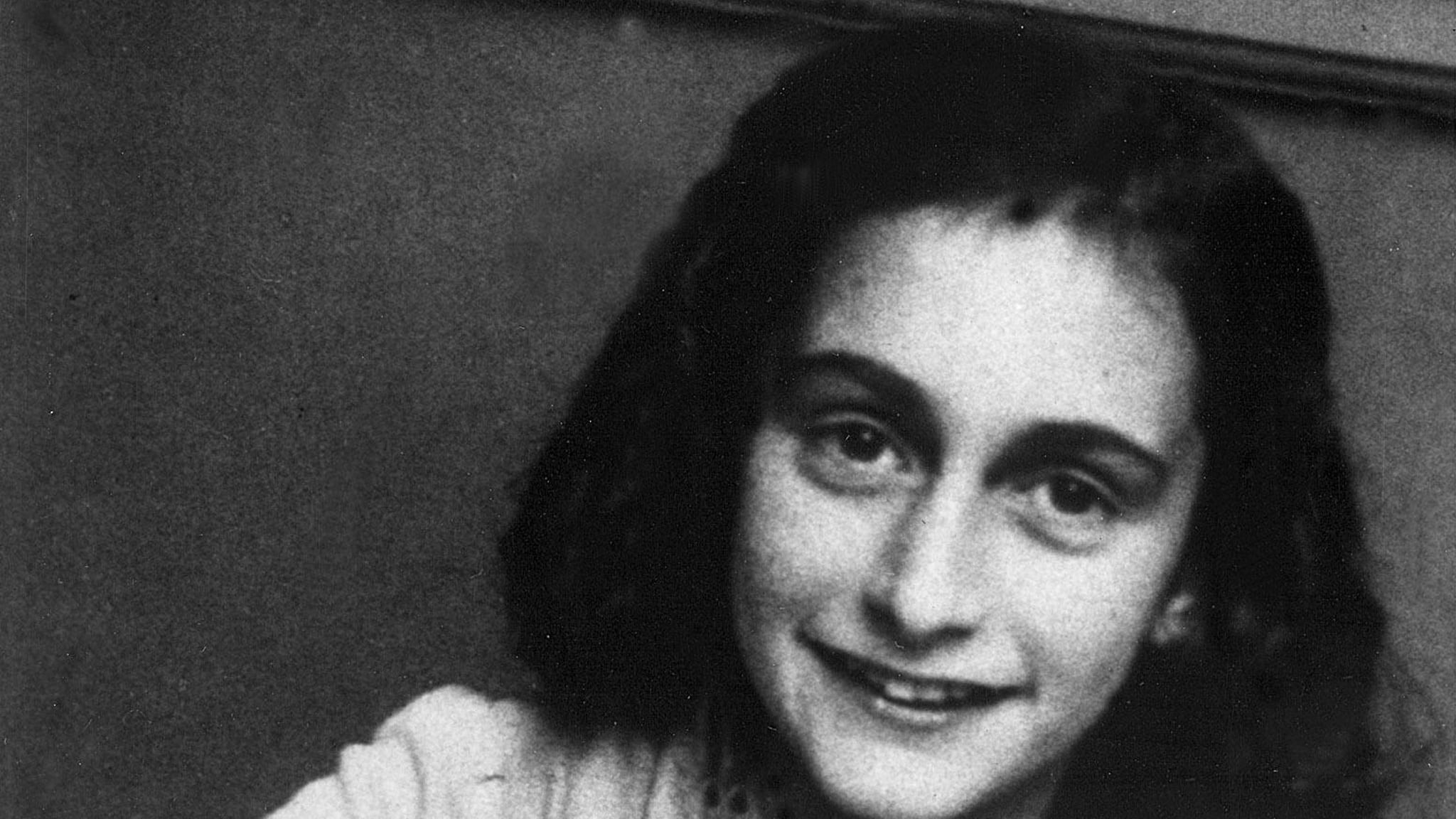 "Picchia mio figlio e legge Anna Frank": maestra sospesa