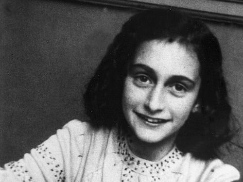 "Ebrei al forno, negri per contorno": scritta choc vicino alla scuola Anna Frank