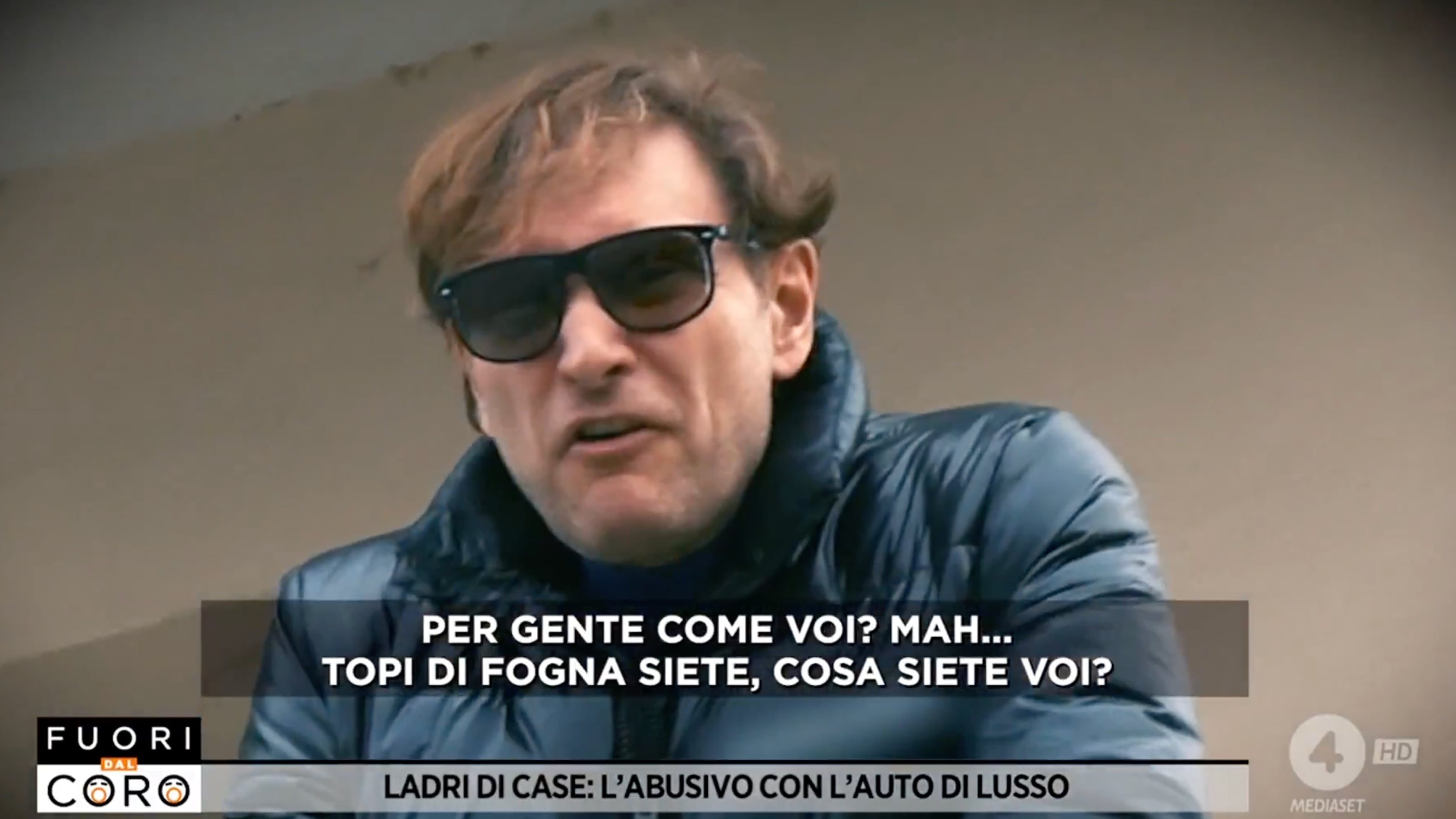 "Topi di fogna". L’occupante abusivo insulta la troupe di Fuori dal Coro: ecco cosa ha detto