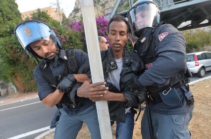 Ventimiglia, sgomberati gli immigrati al confine 16