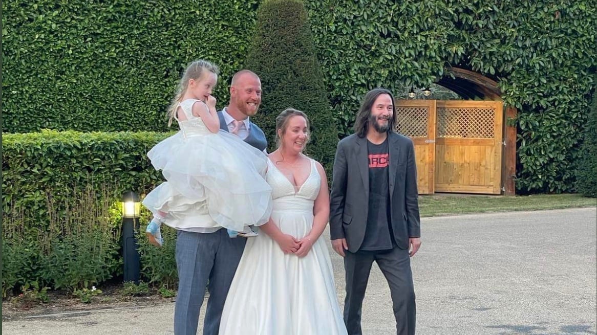 La sorpresa di Keanu Reeves alla coppia di sposi: ecco cosa ha fatto