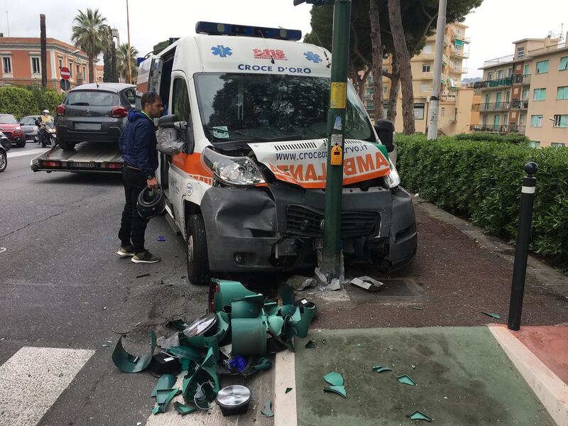 Imperia, ambulanza si schianta contro un palo 4