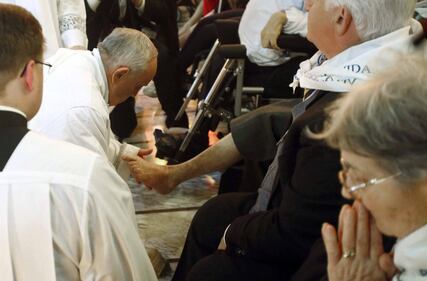 Roma, Papa lava i piedi a 12 fedeli disabili 1