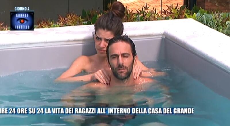 Grande Fratello 14, baci e nudi bollenti nell'idromassaggio 28