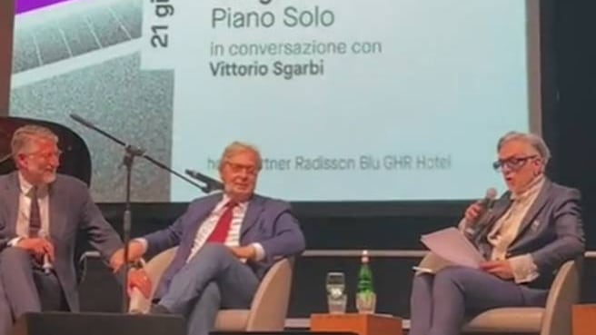 Show di Sgarbi al Maxxi. E l'opposizione insorge