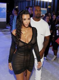 Anche Kim Kardashian senza slip in passerella 15