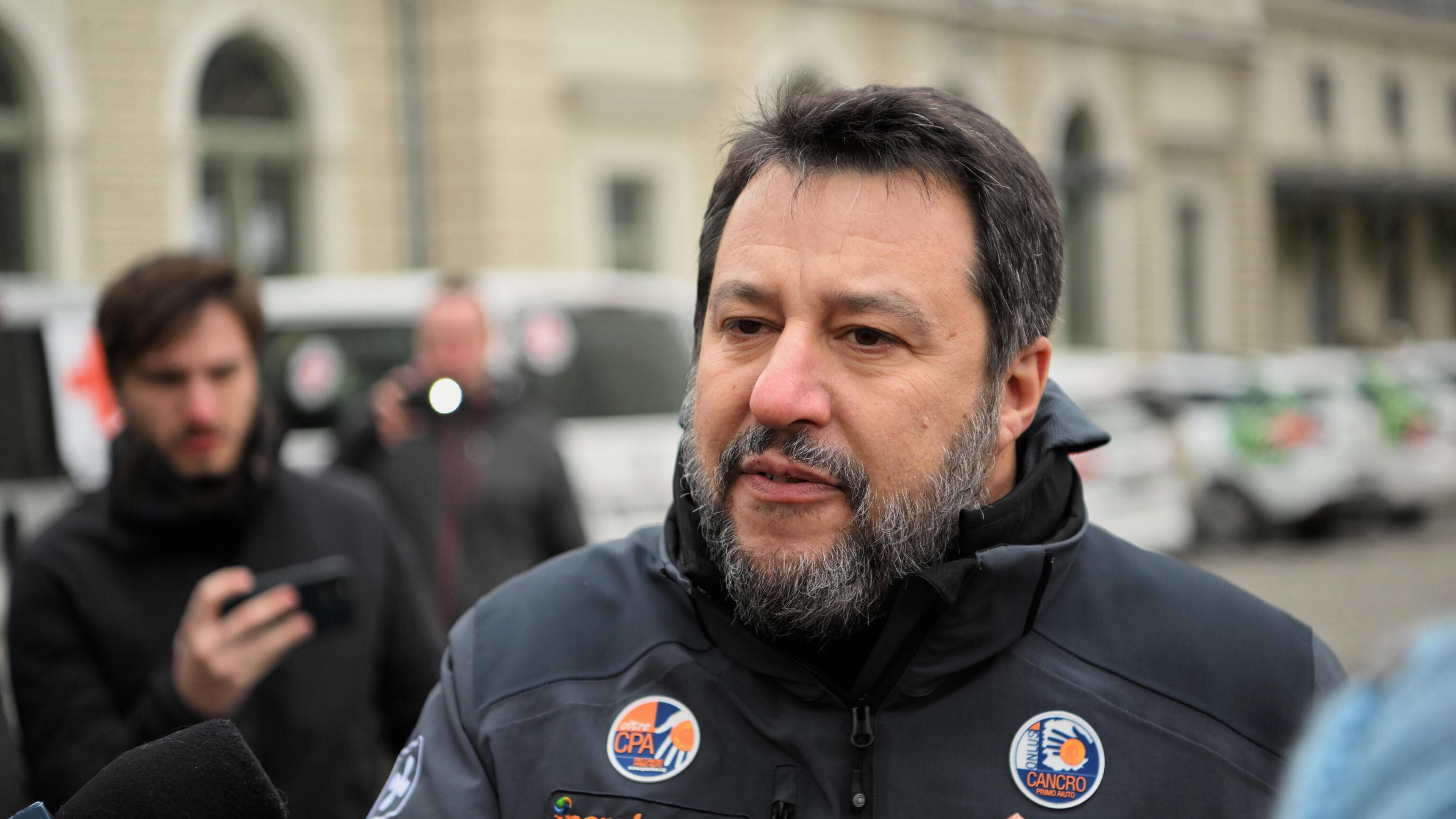 "Dai profughi con i marchi sul petto...". Lo sfondone della Lucarelli sul giaccone di Salvini