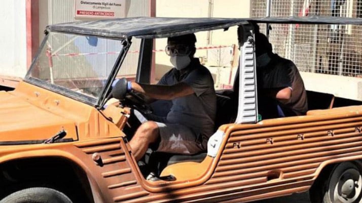 Lampedusa, manca l'ambulanza: così sono trasferiti i migranti infetti