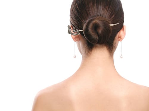 Capelli, lo chignon basso chic che tutte le over dovrebbero portare questo inverno 2026