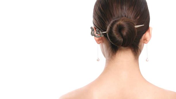 Capelli, lo chignon basso chic che tutte le over dovrebbero portare questo inverno 2026