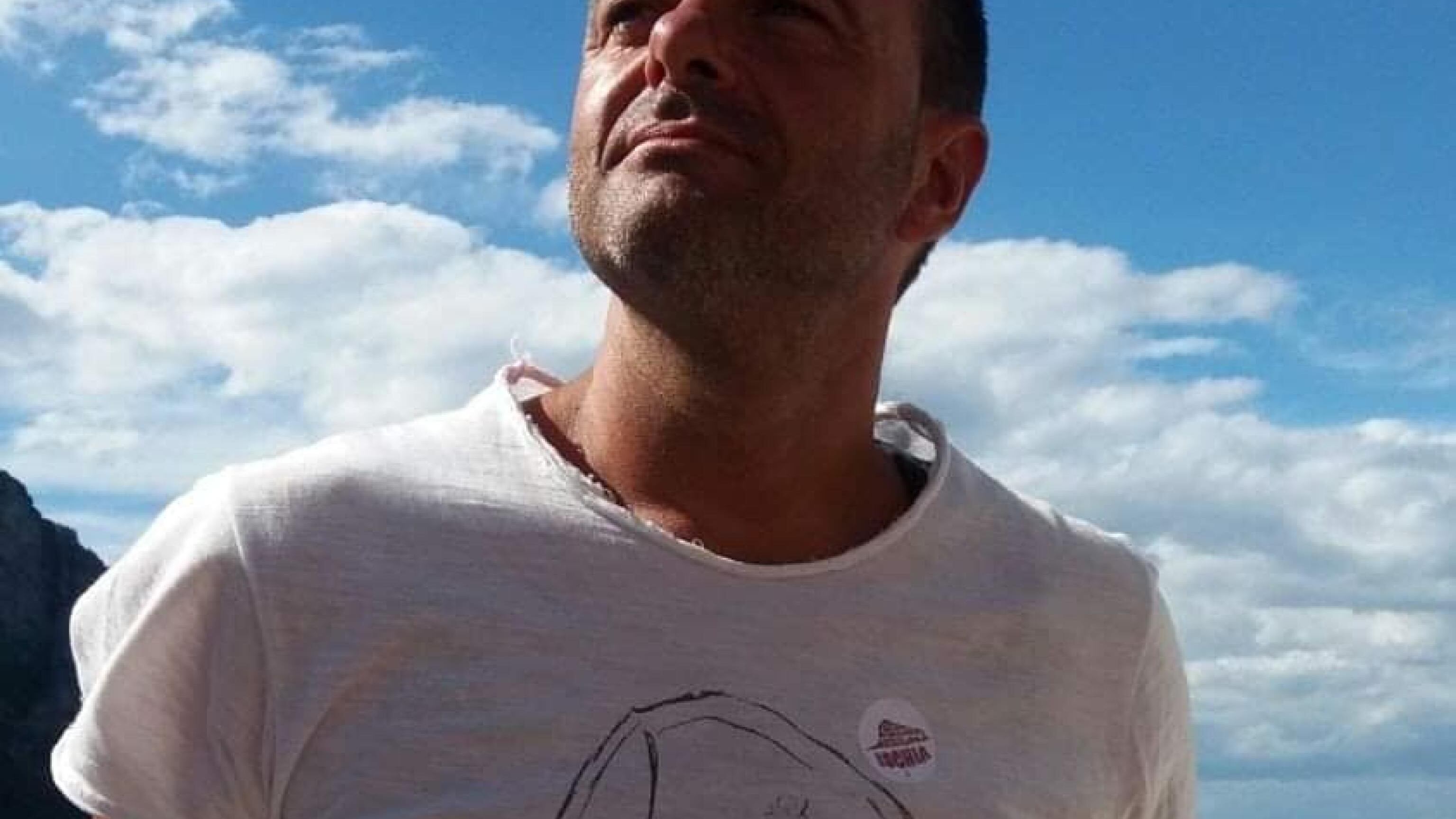 Poliziotto-eroe si tuffa per salvare un anziano. Ma i due annegano abbracciati nel canale