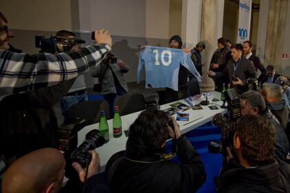 In migliaia per il ritorno di Maradona 6