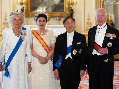 "Una tiara controversa". La scelta di Camilla per il banchetto in onore degli imperatori del Giappone