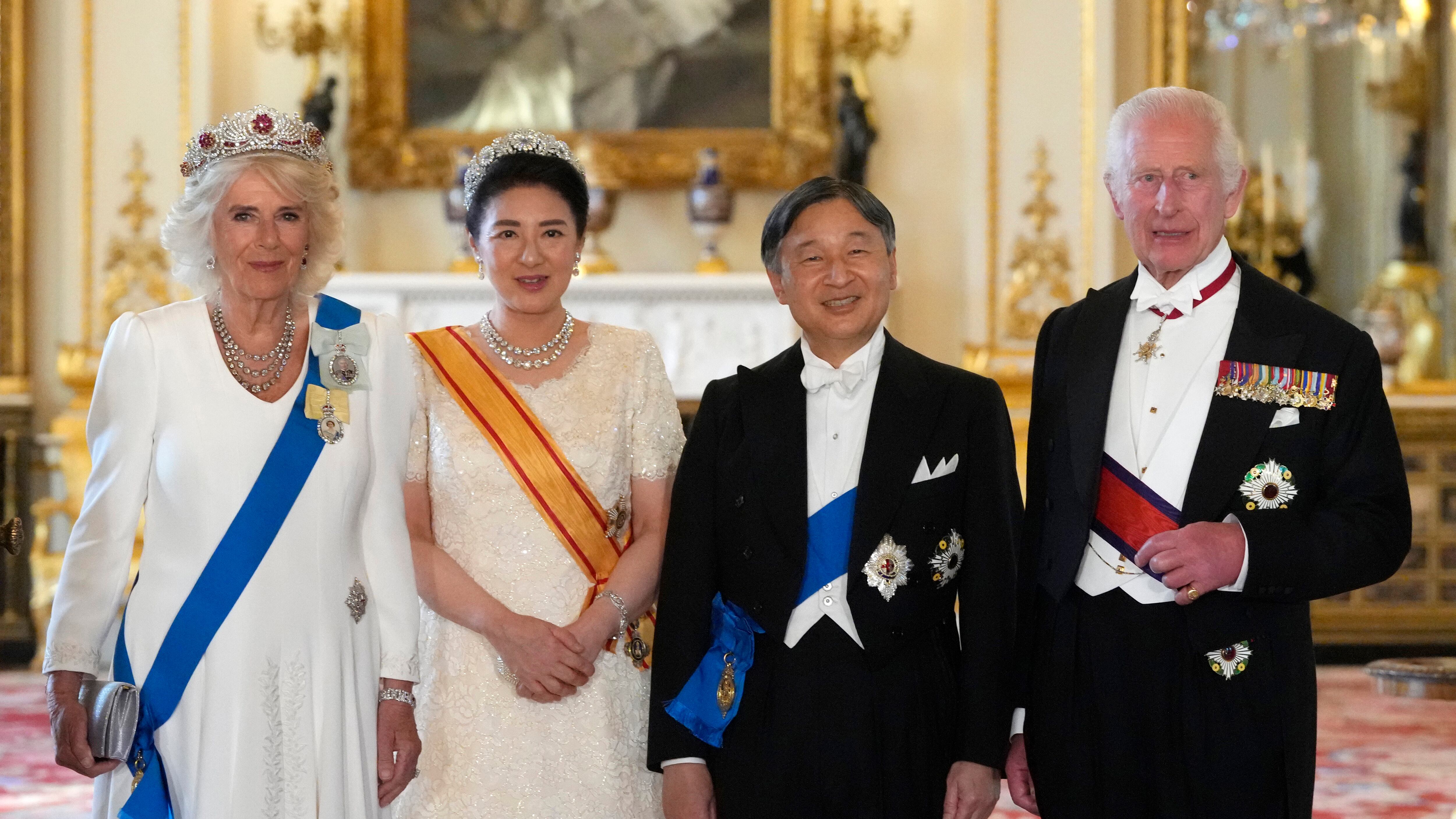 "Una tiara controversa". La scelta di Camilla per il banchetto in onore degli imperatori del Giappone