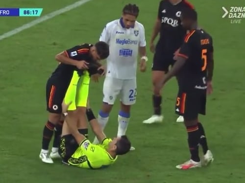 L’arbitro Marchetti a terra: cosa è successo in Roma-Frosinone