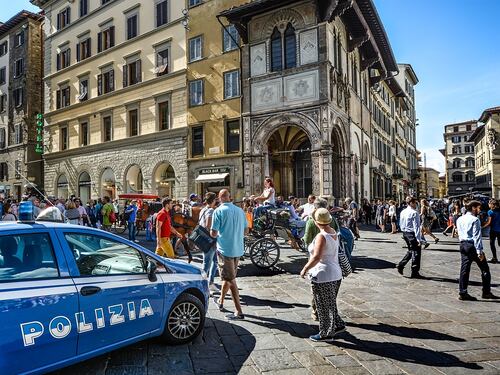 Salerno, minaccia i passanti con una bottiglia: preso