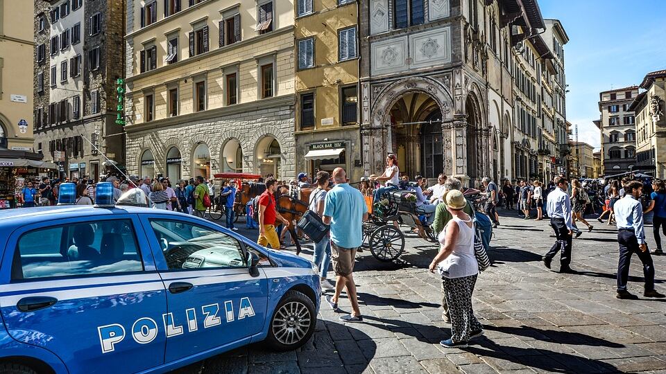 Salerno, minaccia i passanti con una bottiglia: preso
