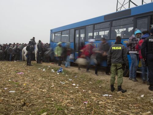 L'Europa travolta dai migranti: anche l'Austria alza un muro