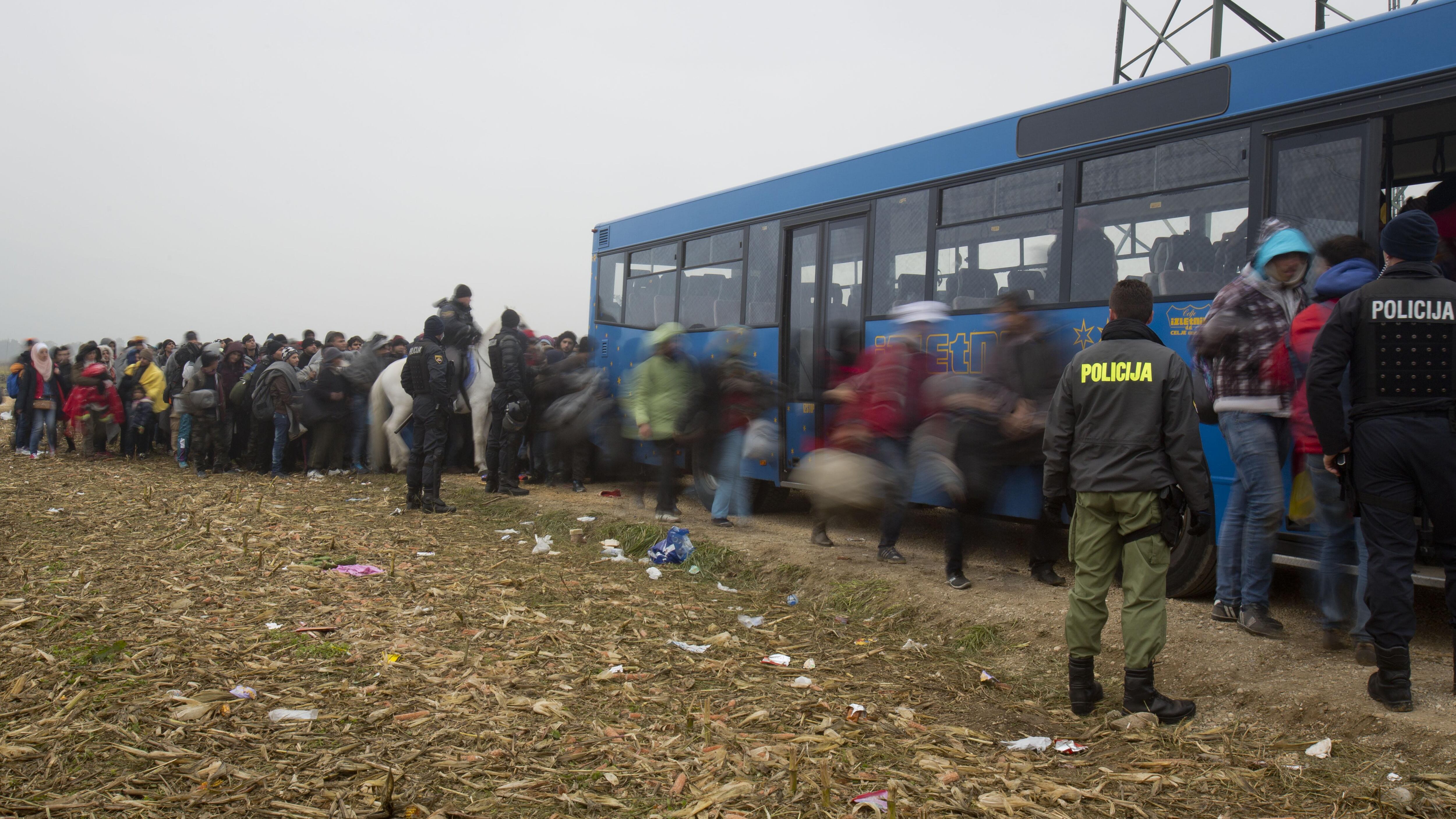 L'Europa travolta dai migranti: anche l'Austria alza un muro