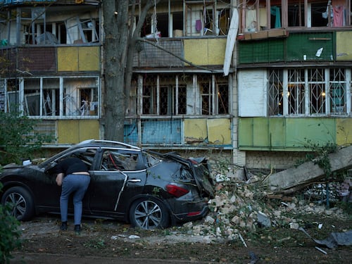 Raid russi e strage di civili. Colpita anche una pediatria. Zelensky striglia gli alleati