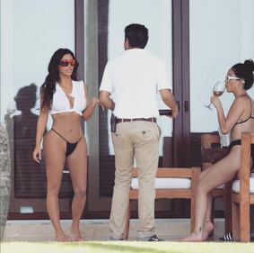 Kim Kardashian: calze a rete provocanti 6