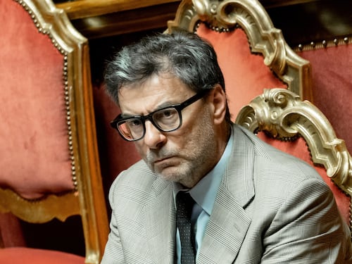 Tensioni nel governo, proroga alle accise ma slittano i voucher