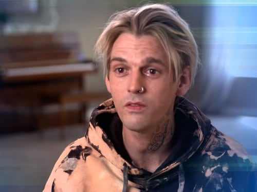 Ordine restrittivo per Aaron Carter. L'accusa di Nick: "Vuole uccidere mia moglie"
