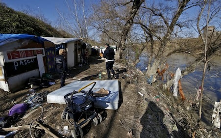 Roma, i vigili sgomberano una baraccopoli abusiva a Ponte Marconi 1