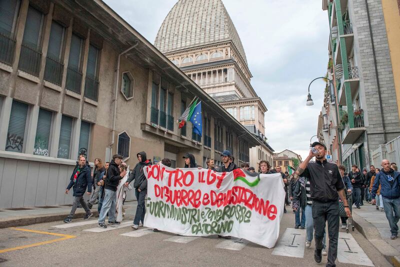 Antagonisti tentano l'assalto al G7, scontri con la polizia. Idranti in azione 2